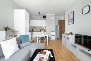 Bright Apartment in Poznań with Parking, Balcony and Desk by Noclegi Renters