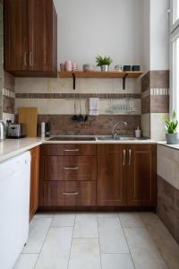 Discover Krakow Apartments - 3 Rakowicka St - Classic Apartments near Main Station - Netflix