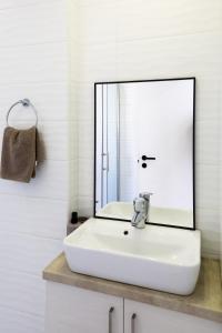 Spacious 1-bedroom Flat 3 Minutes from the Beach!