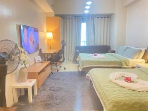 Warm-toned 2 Bed studio Condotel at Newport City Across NAIA Terminal 3