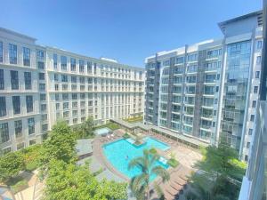 Warm-toned 2 Bed studio Condotel at Newport City Across NAIA Terminal 3
