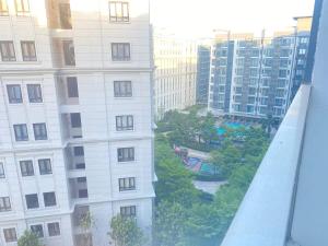 Warm-toned 2 Bed studio Condotel at Newport City Across NAIA Terminal 3