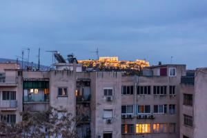 Central Apt Private Balcony & Rooftop Access - CT1