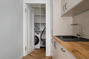Komfortowy Apartament Blisko Kolejkowa we Wrocławiu by Noclegi Renters