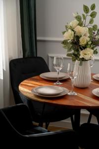 Komfortowy Apartament Blisko Kolejkowa we Wrocławiu by Noclegi Renters