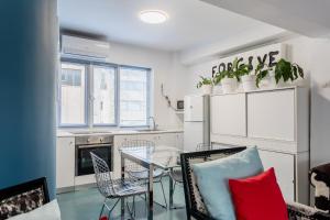Central Apt Private Balcony & Rooftop Access - CT1