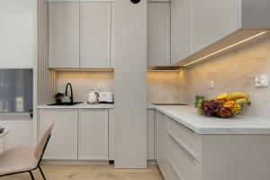Stylowy Apartament z Tarasem i Parkingiem Blisko Plaży by Noclegi Renters