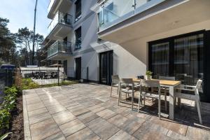 Stylowy Apartament z Tarasem i Parkingiem Blisko Plaży by Noclegi Renters
