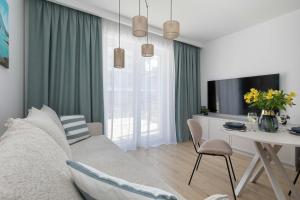 Stylowy Apartament z Tarasem i Parkingiem Blisko Plaży by Noclegi Renters