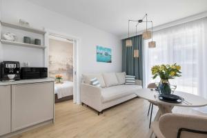 Stylowy Apartament z Tarasem i Parkingiem Blisko Plaży by Noclegi Renters