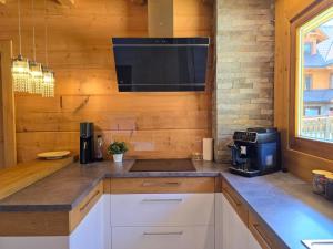 LK Folk Chalet dom z jacuzzi, sauną i dużym ogrodem w Pieninach