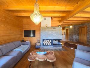 LK Folk Chalet dom z jacuzzi, sauną i dużym ogrodem w Pieninach
