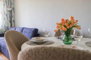Modern & Pet Friendly Apartment with Balcony by Noclegi Renters