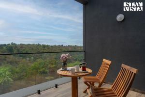 StayVista at Horizon Block with Infinity Pool, Lawn
