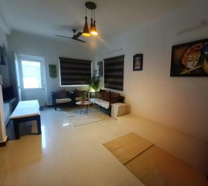 Apartment with Giriraj View I On Parikrama Marg I Near Daan Ghati & ISKCON