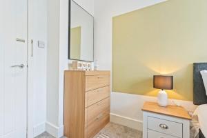 Charming House - Sleeps up to 7 - Free Parking, Fast Wifi and Smart TV by Yoko Property
