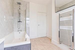 Charming House - Sleeps up to 7 - Free Parking, Fast Wifi and Smart TV by Yoko Property