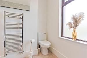 Charming House - Sleeps up to 7 - Free Parking, Fast Wifi and Smart TV by Yoko Property