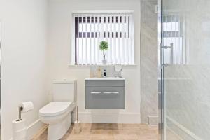 Charming House - Sleeps up to 7 - Free Parking, Fast Wifi and Smart TV by Yoko Property