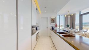 Vacationer Holiday Homes l Sophisticated 2 Bed with Balcony l Meydan