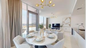Vacationer Holiday Homes l Sophisticated 2 Bed with Balcony l Meydan