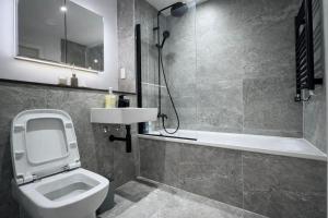 Industrial Luxe 2BR Designer Flat near Victoria