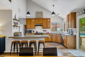 Private Pool Retreat w Grill Mins to Domain 3BR 2BA Loft by Austin Vacay