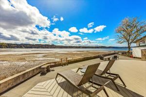 Tranquil Waterfront Home Private Hot Tub