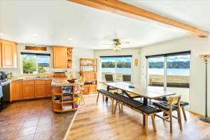 Tranquil Waterfront Home Private Hot Tub