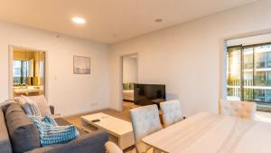 Spacious 2BR 2BA Balcony, Parking, Marina Sq