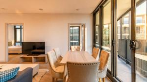 Spacious 2BR 2BA Balcony, Parking, Marina Sq