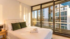 Spacious 2BR 2BA Balcony, Parking, Marina Sq