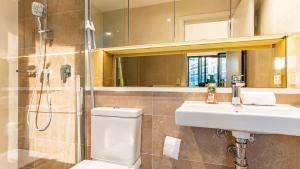 Spacious 2BR 2BA Balcony, Parking, Marina Sq
