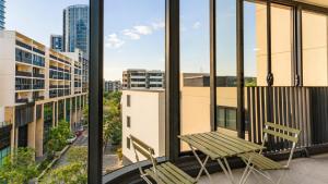 Spacious 2BR 2BA Balcony, Parking, Marina Sq