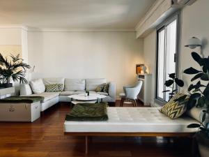 Rare ! 4BR Penthouse with terraces, up to 7p, near Champs-Elysées