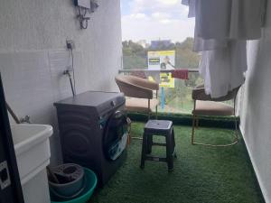 modern executive three bedroom apartment with amazing facilities,high speed wifi,swimming pool,fully equipped gym and close proimity to major shopping malls and restaurants and designated child play area
