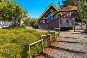 Beautifully Remodeled Beach Front A-Frame