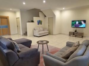 Bliss Homestay Miri - 3 Bedroom Double Storey Corner House with Netflix, Wi-Fi & hot water