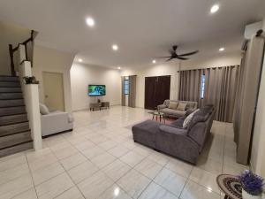 Bliss Homestay Miri - 3 Bedroom Double Storey Corner House with Netflix, Wi-Fi & hot water