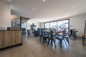 New Triplex Near Slopes Balcony & View