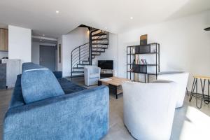 New Triplex Near Slopes Balcony & View