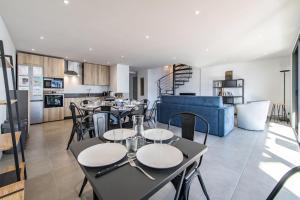 New Triplex Near Slopes Balcony & View