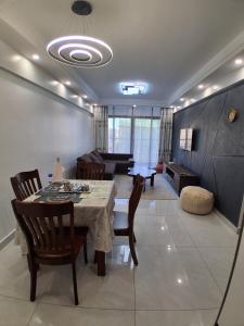 Chic 2BR with Gym, Playground & Skyline views in Westlands