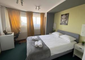 Central 4-Bedroom Apartment with Skyline Balcony - Sleeps 8