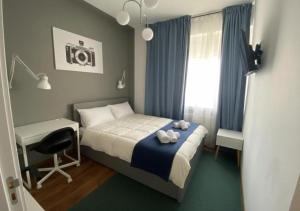 Central 4-Bedroom Apartment with Skyline Balcony - Sleeps 8
