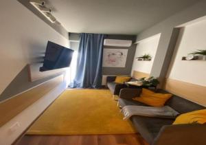Central 4-Bedroom Apartment with Skyline Balcony - Sleeps 8