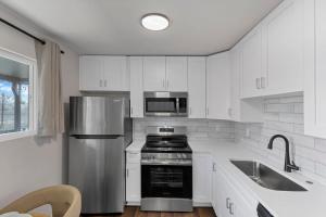 Bright New Studio Walkable Olde Town East Parking