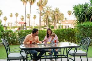 Apartamento con terraza, vistas al jardín y piscina, junto a playa y golf
