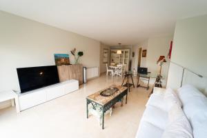 Apartamento con terraza, vistas al jardín y piscina, junto a playa y golf