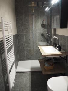 Modern 1BR in Award-Winning Residence with Sauna and Gym